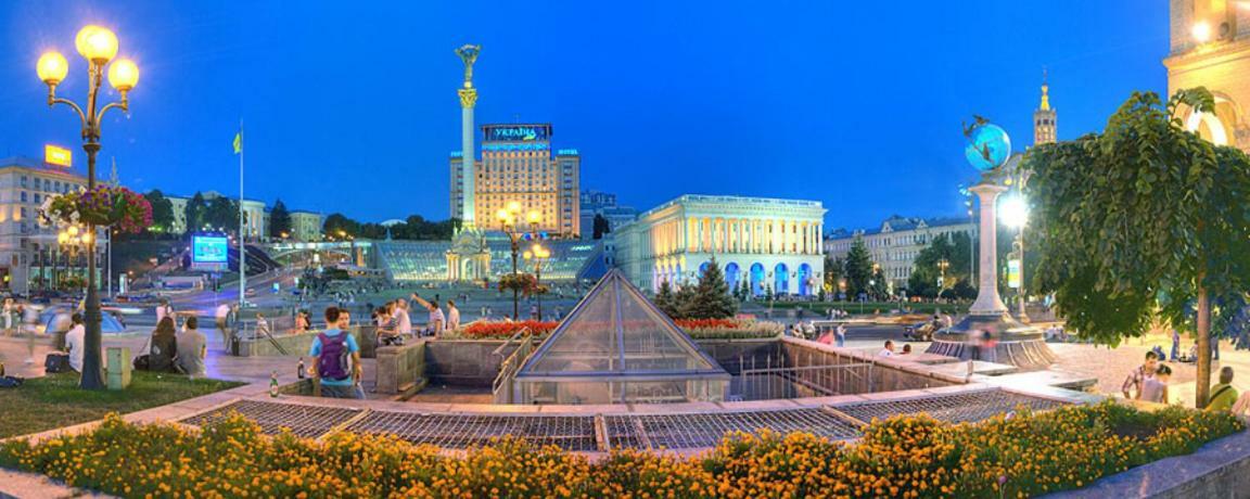 Independence Square - Khreschatyk. View On Independence Sq. Fountains Киев Экстерьер фото