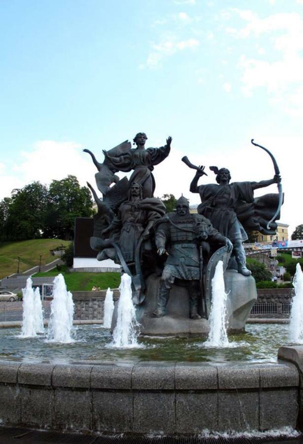 Independence Square - Khreschatyk. View On Independence Sq. Fountains Киев Экстерьер фото